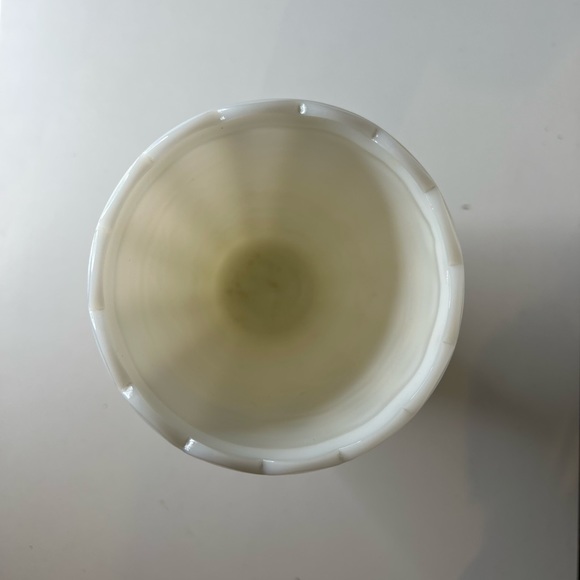 Sold - Antique Vintage Milk Glass Vase - Scallop edge - Picture 3 of 8